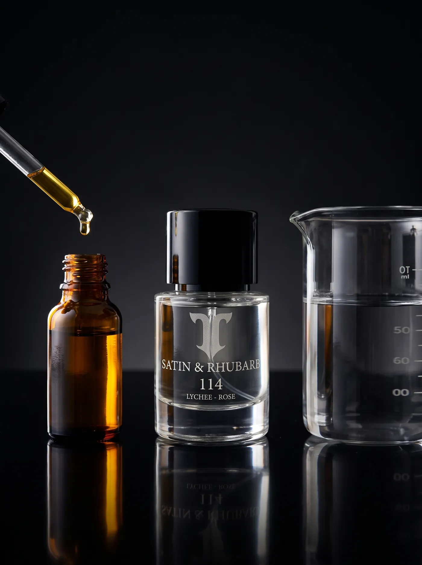 Perfume concentrate and alcohol, the two ingredients of Atelier T Eau de Parfum